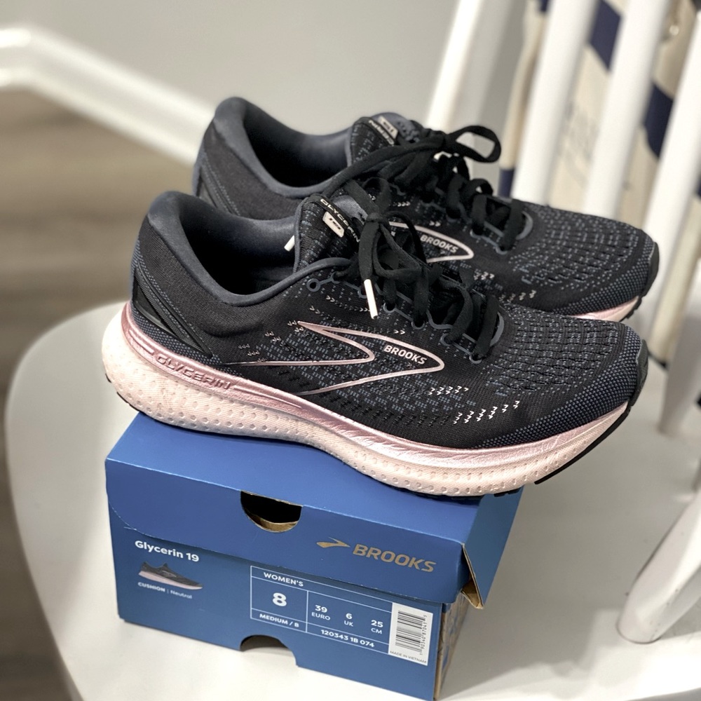 Women Brooks 19 Glycerine, Size 8, Medium B width, neutral cushion-worn 2 times